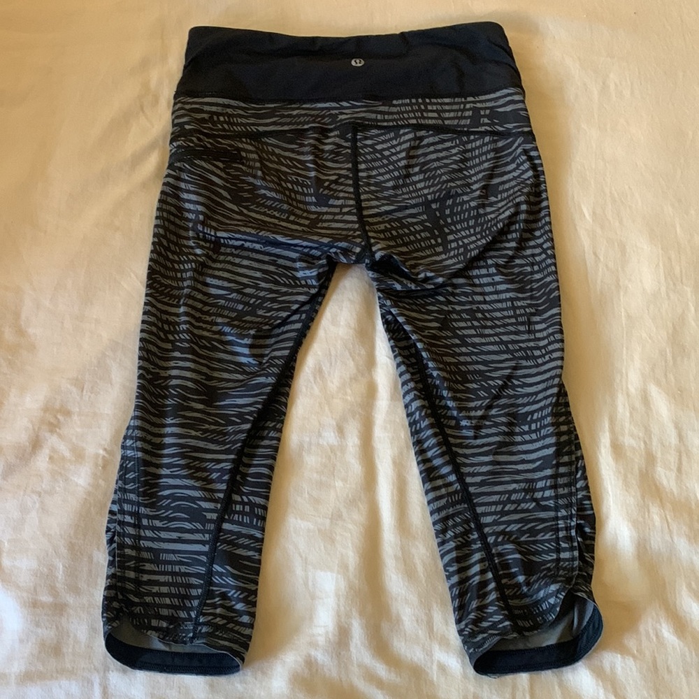 Striped Leaf Pattern Lululemon Capri Leggings Euc - image 7